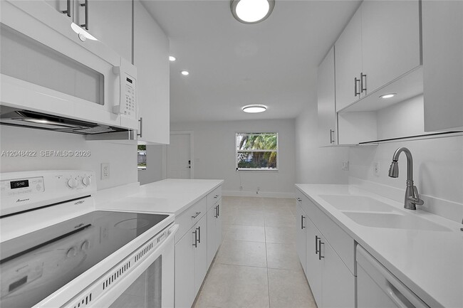 Building Photo - 808 SW 12th Ct