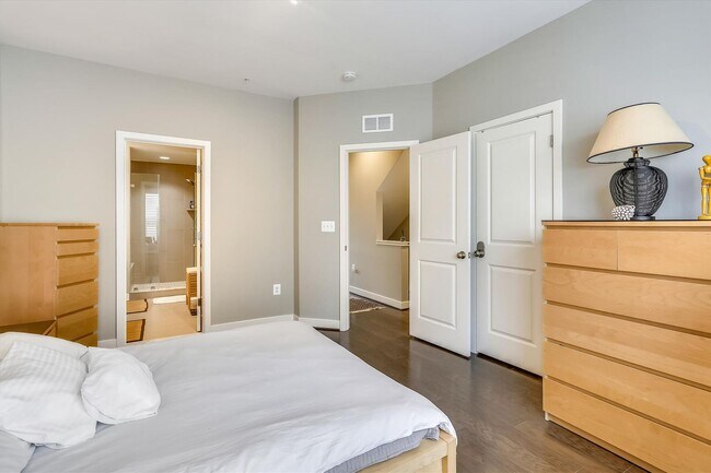 Building Photo - GREAT LOCATION!! Stunning 3BD/3.5BA luxury 4-level townhouse!