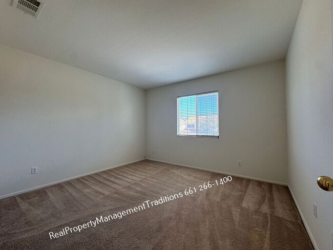 Building Photo - Spaciouse 4 Bed- 3 full Bath + plus Loft Home