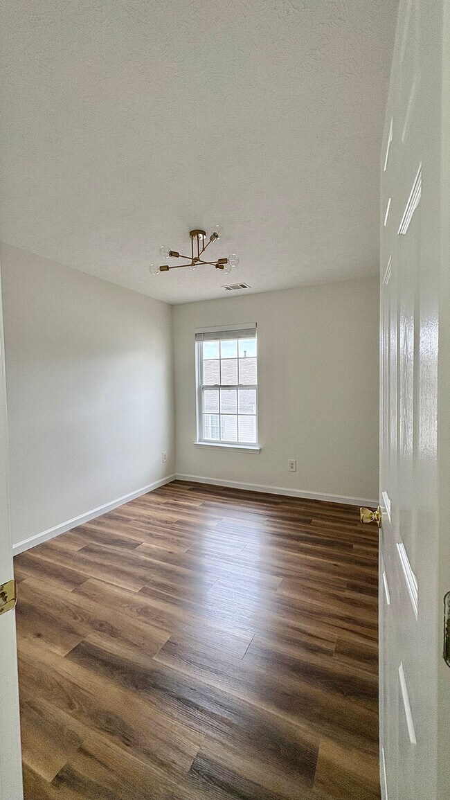 Building Photo - Town Home - 3 Beds - 3 Baths