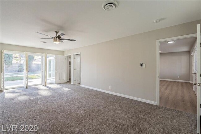 Building Photo - Amazing pool home is great location!!