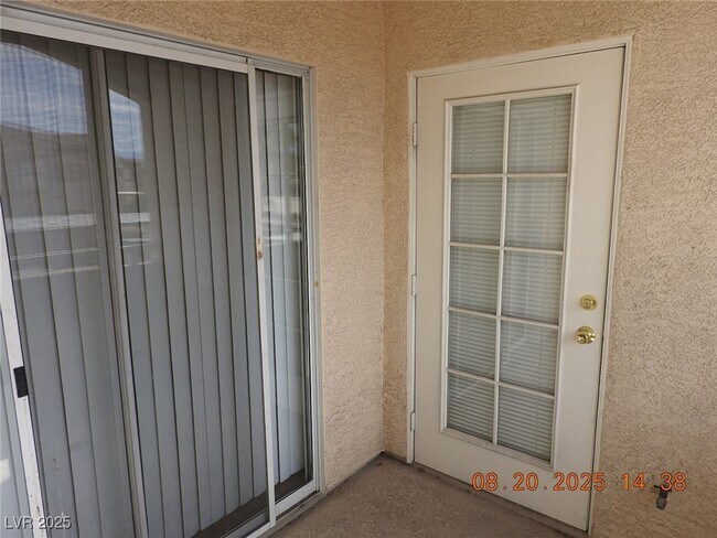 Building Photo - 3400 Cabana Dr
