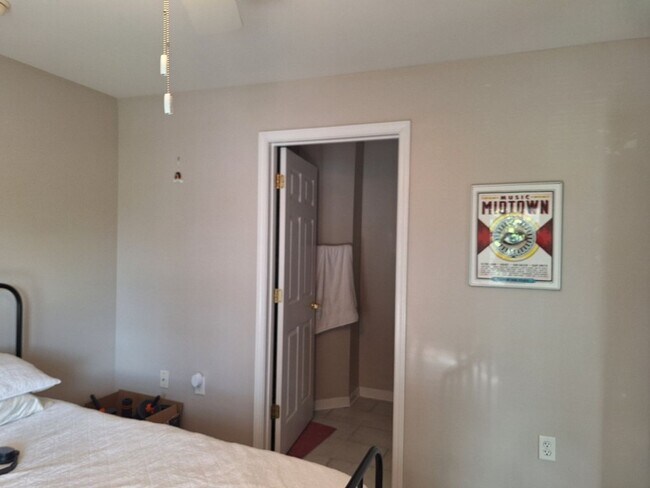 Building Photo - Walking distance to UT