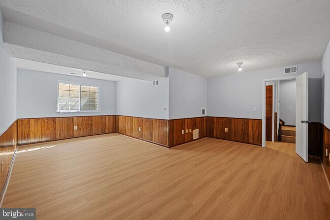 Building Photo - 3301 Fallowfield Dr
