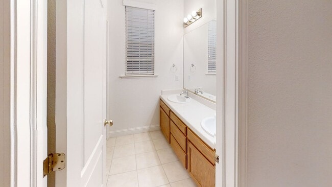 Building Photo - 1823 N Holly Ave