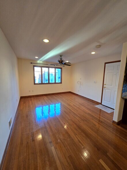 Building Photo - 35 Hawkins St