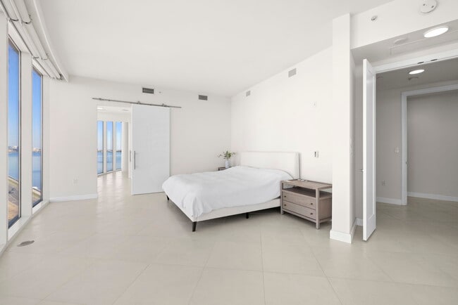 Building Photo - 2900 W Bay to Bay Blvd