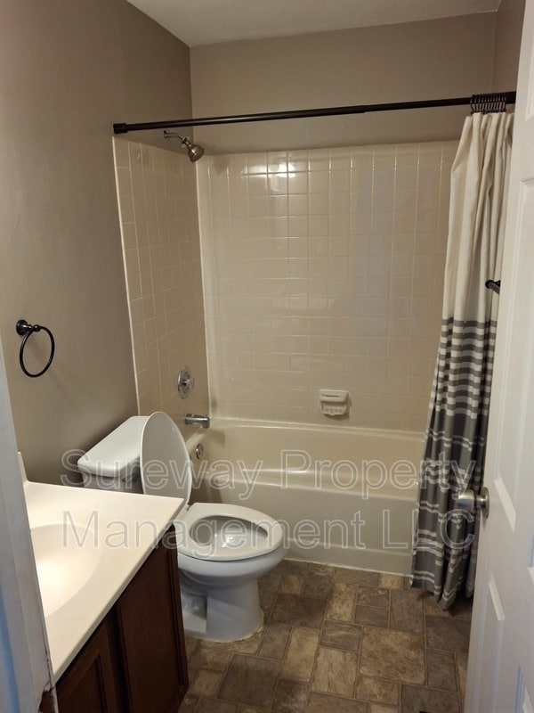 Building Photo - 127 Crown Prince Dr