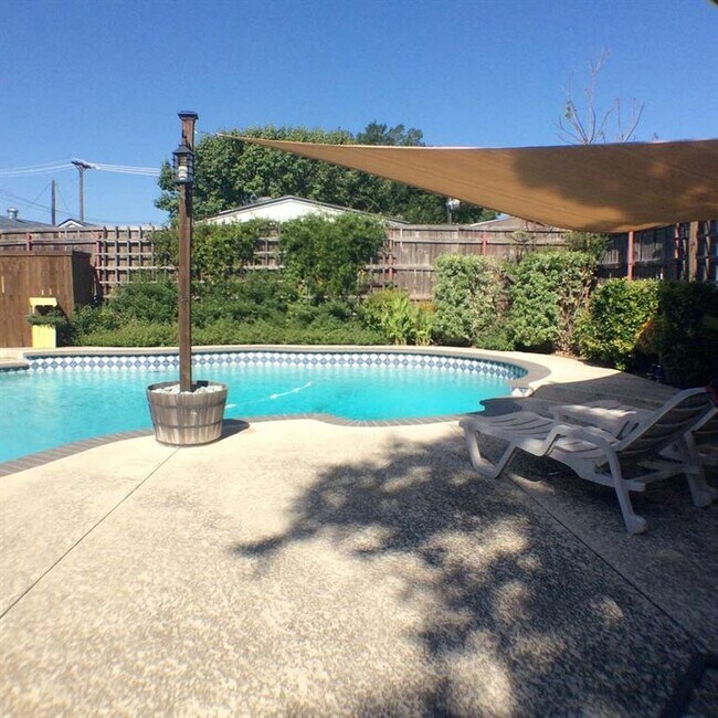 Building Photo - 503 Cozby St N