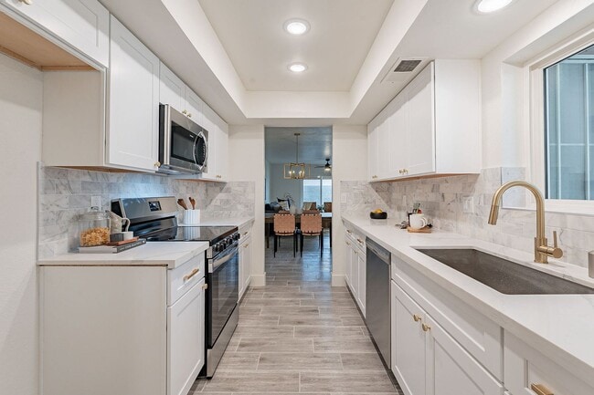 Building Photo - Fresh & Clean Townhome in North Phx!