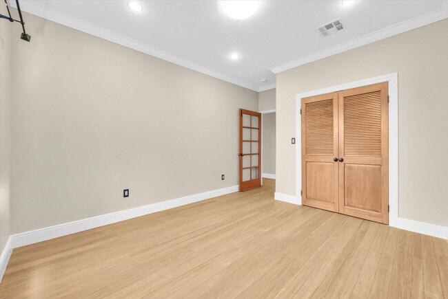 Building Photo - 2006 Manhattan Beach Blvd