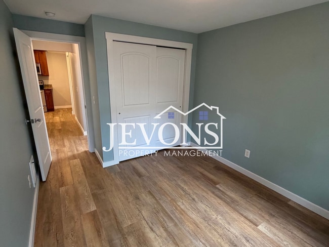 Building Photo - Spacious Single-Family Home on Elevated Corner Lot Near Seattle & Burien