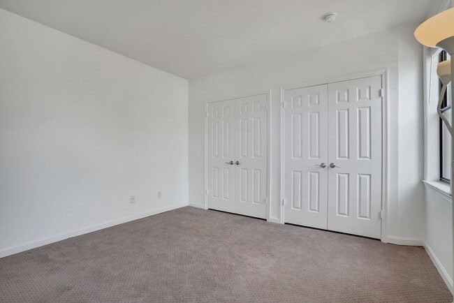 Building Photo - One month free rent with a lease start dat...