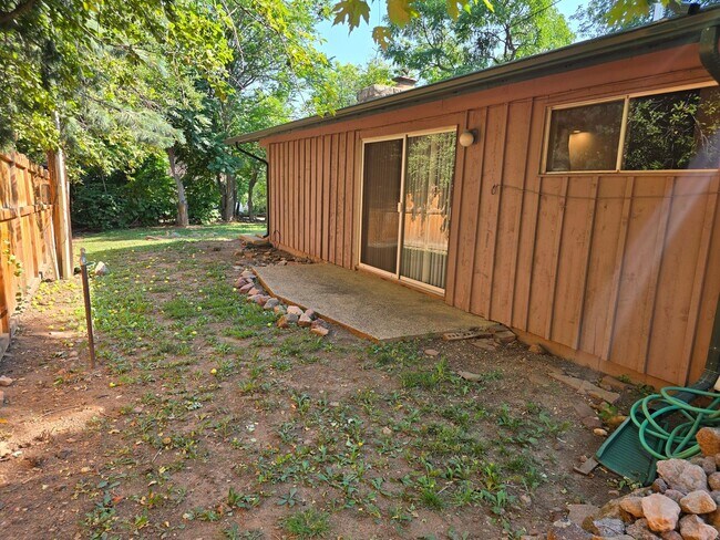Building Photo - 3 Bedroom Apartment on West Side Of The Hill