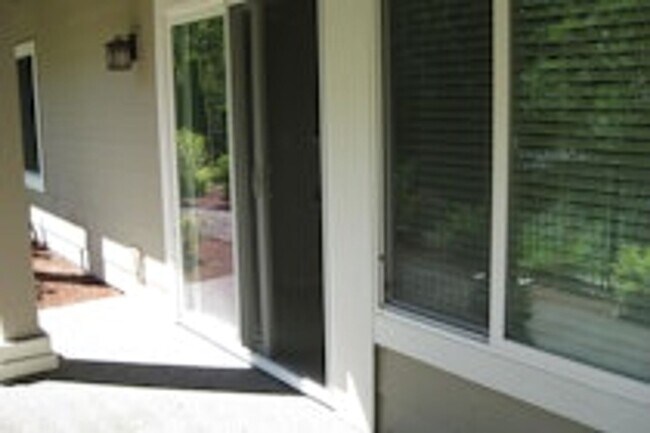 Building Photo - 4bd/3.5Ba Bothell Sanctuary