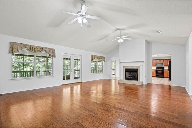Building Photo - Spacious 4-bedroom Retreat