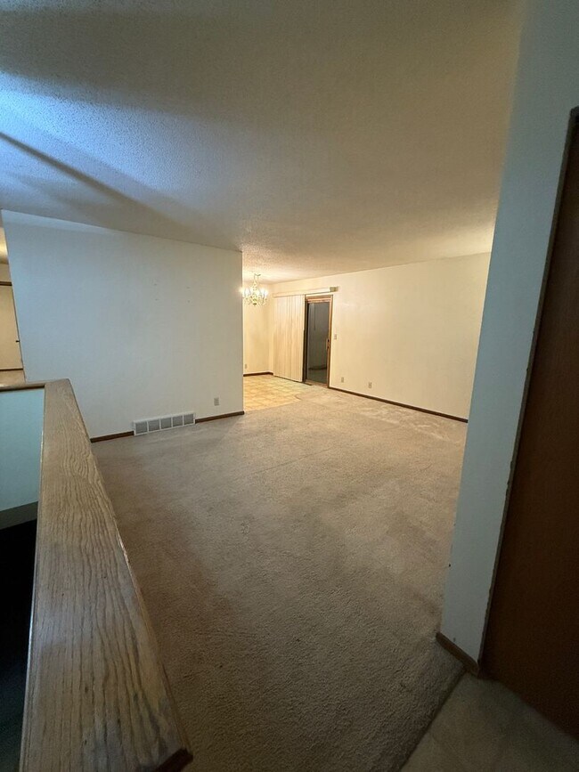 Building Photo - PP - 14 - Grandview Ave