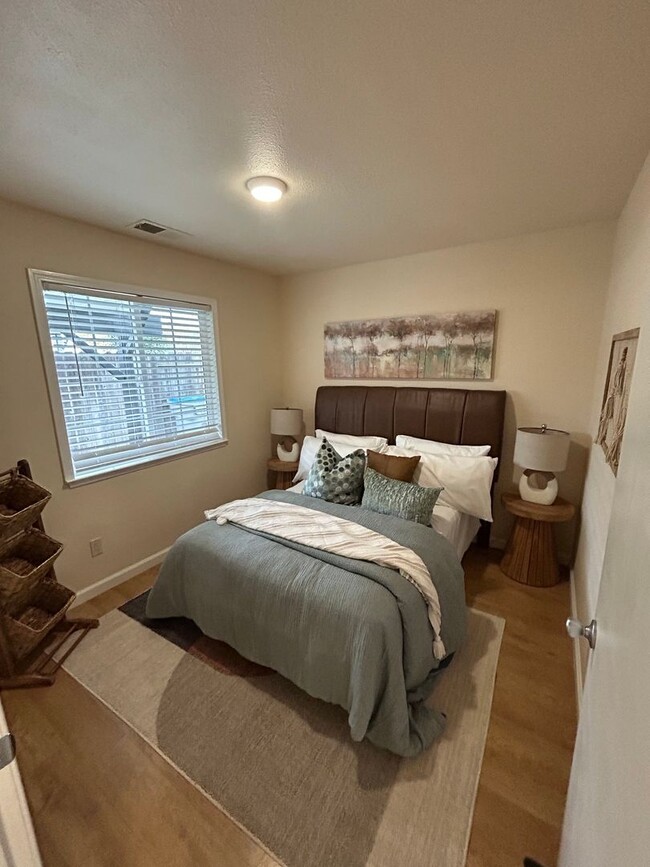 Building Photo - Stunning 4-bedroom, 2-bathroom home