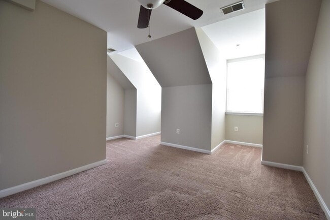 Building Photo - 5053 Kilburn St