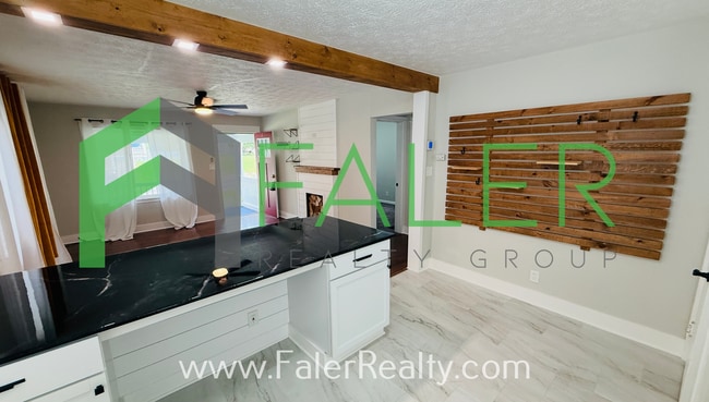 Building Photo - Show-stopping rental available!