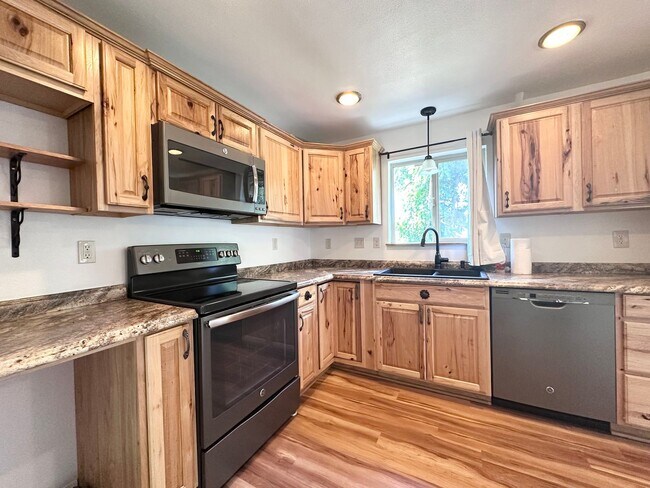 Building Photo - 2 Bed 1 Bath Duplex near Gresham Station!