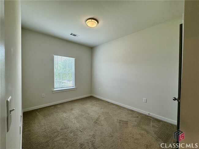 Building Photo - 681 Vincent Dr