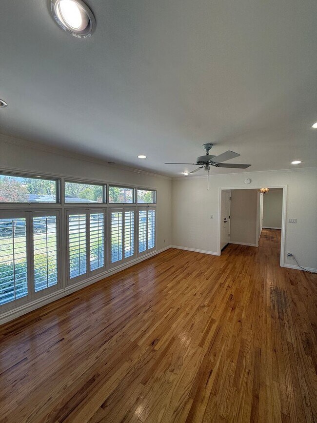 Building Photo - Beautiful One Level, 3 Bedroom, 3 Bathroom Tarzana Pool Home for Lease!