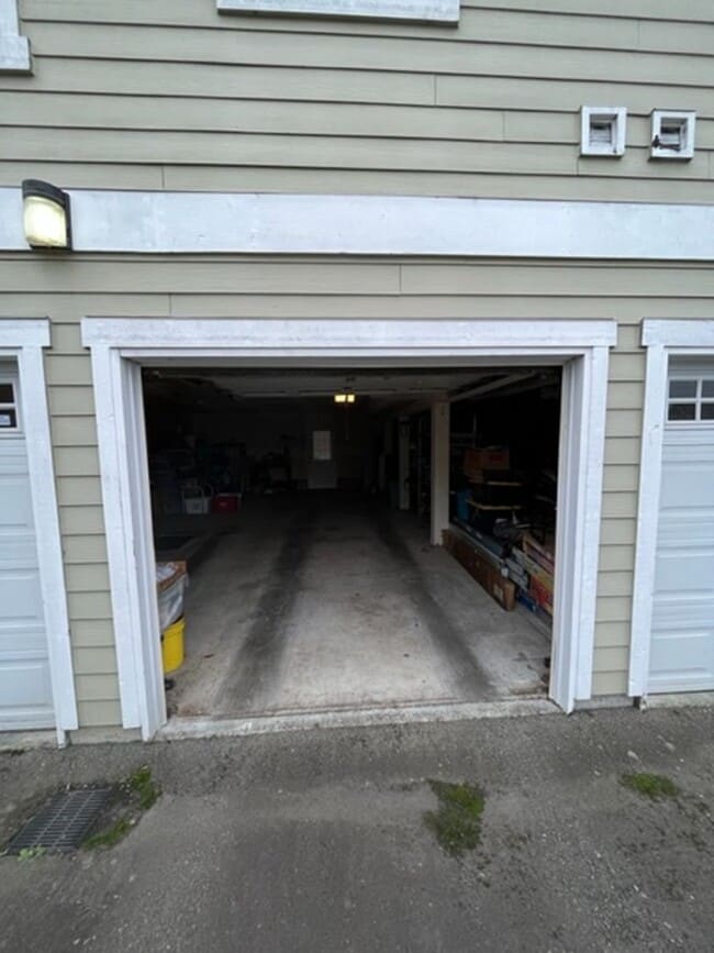 Building Photo - Beautiful 3 Bedroom Townhome with Garage i...
