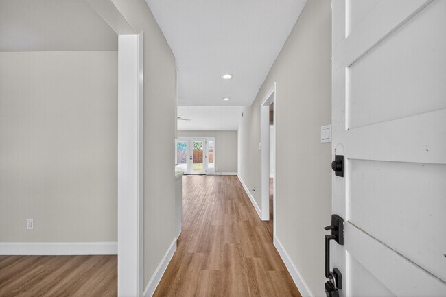 Building Photo - 5743 Ludington Dr