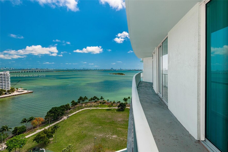 Building Photo - 1900 N Bayshore Dr