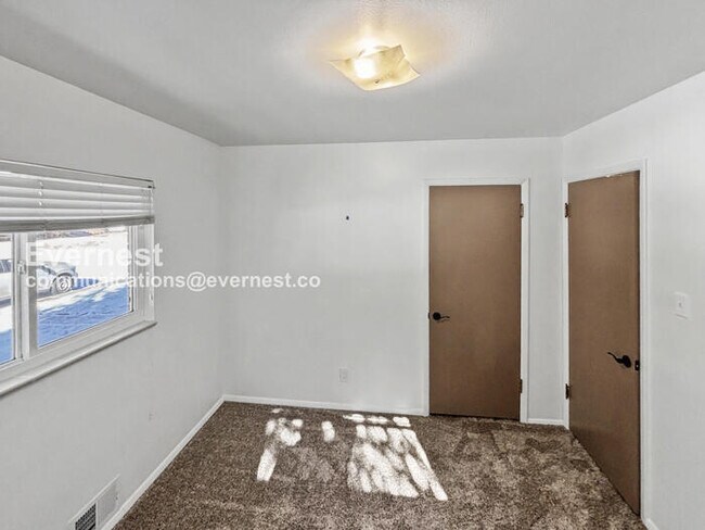 Building Photo - 4 Bed/3 Bath Home with Fenced Yard & Garage / Available Now!