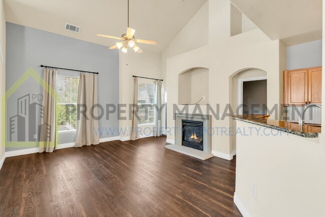 Building Photo - Spacious 2 (or 3!) Bed Condo in Gated Community