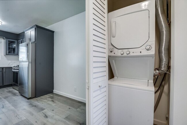 Interior Photo - 822 N. Inglewood Ave