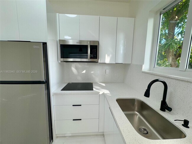 Building Photo - 421 NW 13th Ave