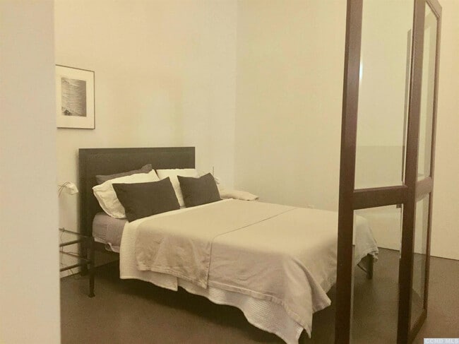 Building Photo - 747 1/2 Columbia St