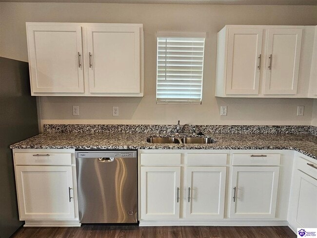 Building Photo - 601 Ashwood Ave