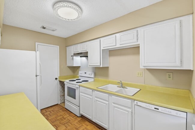 Building Photo - Come see this charming 2-story condo featuring 2 bedrooms and 2.5 bathrooms!