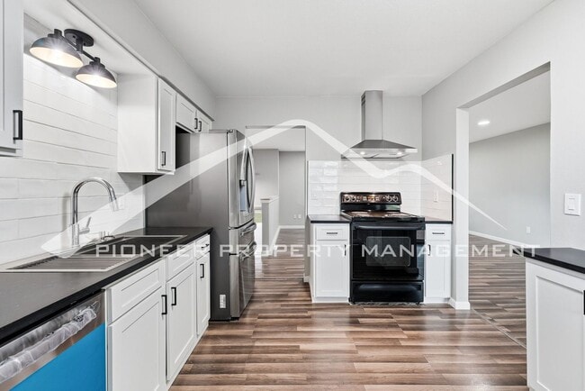 Building Photo - Gorgeous Home with Central AC and Fenced Yard