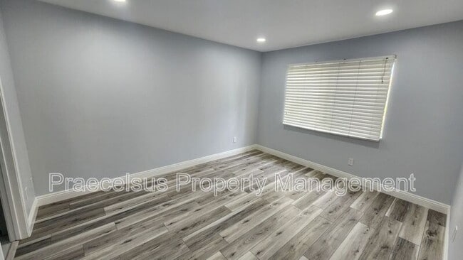 Building Photo - 2047 Lakeridge Cir