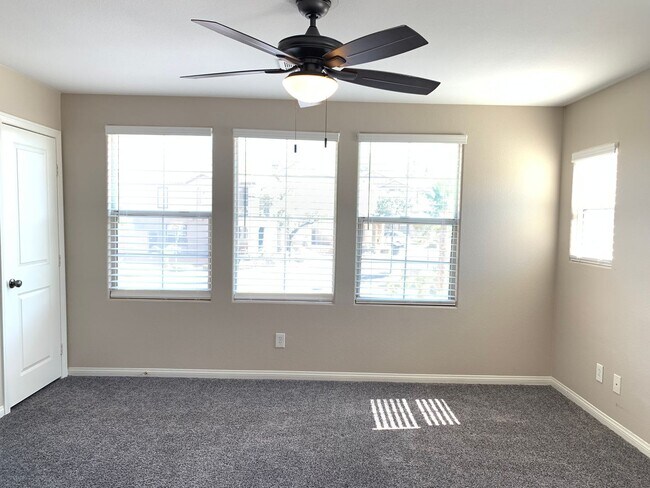Building Photo - 3 Bedroom House in gated community