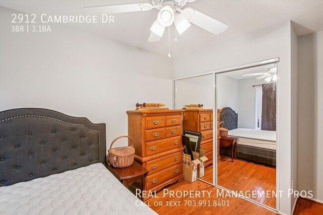 Building Photo - 2912 Cambridge Dr