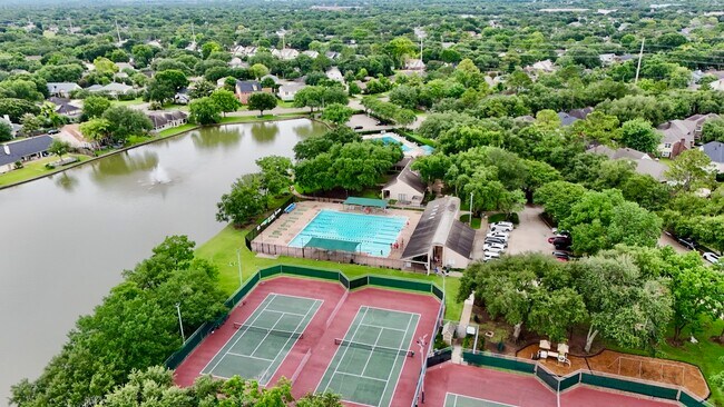 Building Photo - 2711 Colony Dr