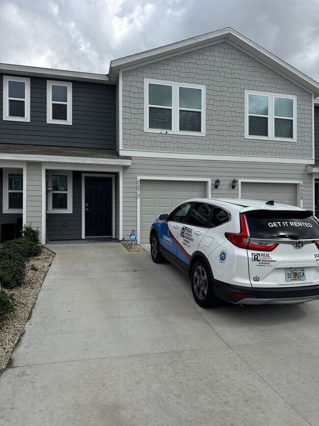 Building Photo - Beautiful Townhome Community Close to Ever...