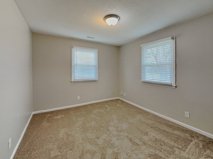 Building Photo - 4418 Windsor Rd