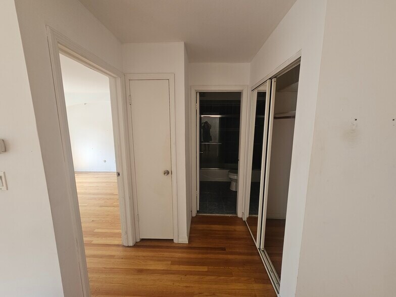 Building Photo - 1600 W Greenleaf Ave