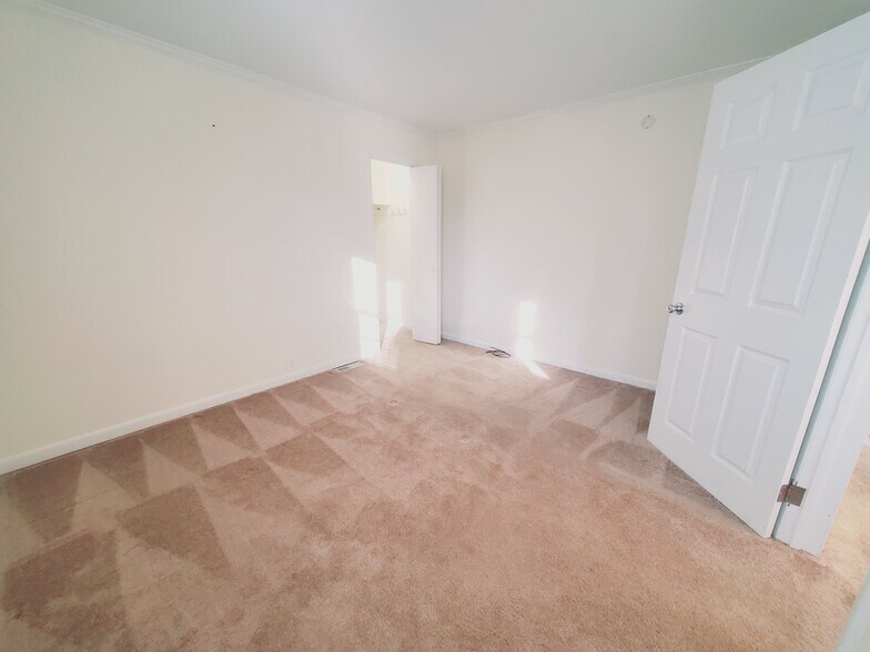 Building Photo - 36 Givens Ave