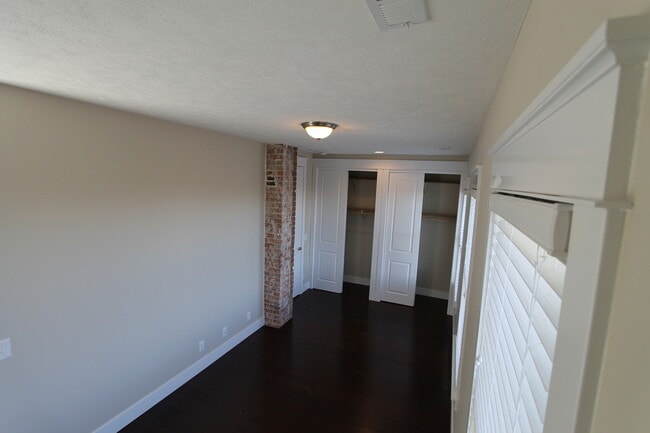 Building Photo - Luxury Finishes - Top-Floor Duplex Unit -- Mid-Town with a View