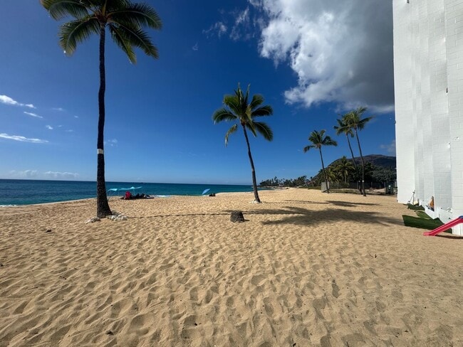Building Photo - Oceanfront 1 Bedroom, 1 Bath - Makaha Beach Cabanas (Unfurnished)
