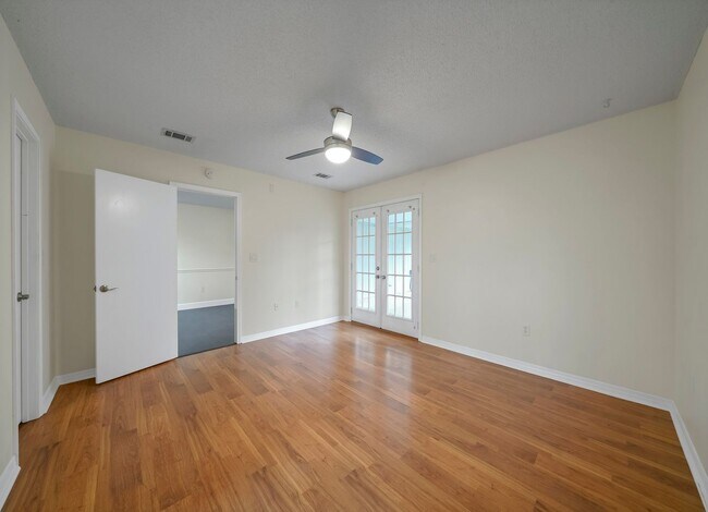 Building Photo - AVAILABLE 11/10... 3/2 with LARGE backyard!!