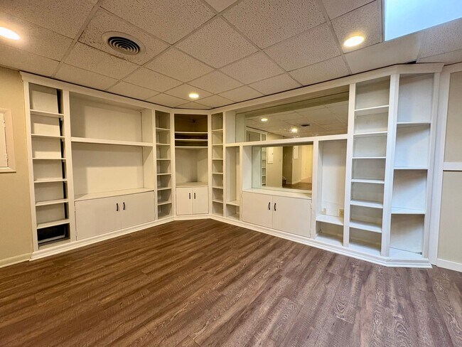 Building Photo - 1325 W Poplar St